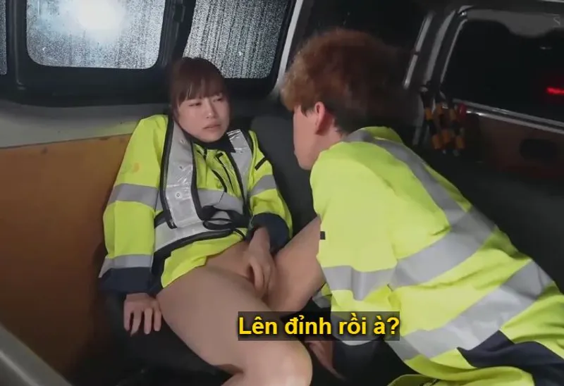 Bà xã đi làm kiếm thêm phụ gã chồng rồi lại rung động với cậu trai trẻ vì thiếu thốn